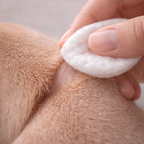 Nettoyage ciblé des plis cutanés avec coton doux – DermClean™