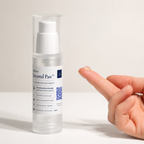 Application d’une petite quantité de gel Second Paw™ Akhato sur les doigts avant massage des coussinets du chien